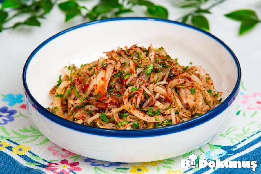 Sumaklı soğan salatası