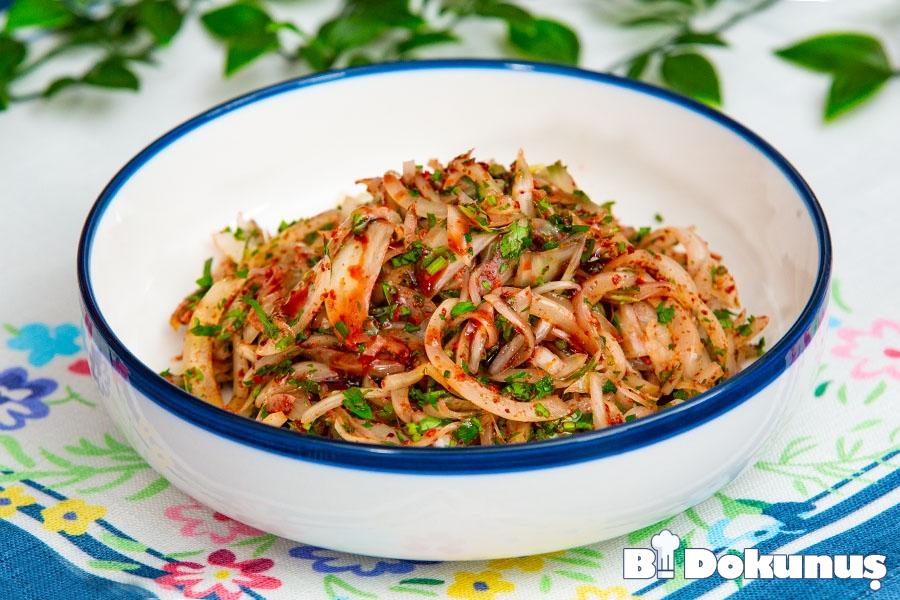 Sumaklı soğan salatası