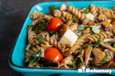 mantar ve domatesli makarna