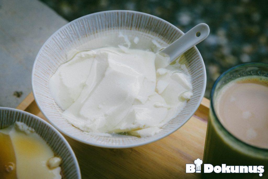 Fermente Kabaklı Yoğurt Mezesi Tarifi | Serinletici Yaz Lezzeti tarifi için hazırlanmış görsel