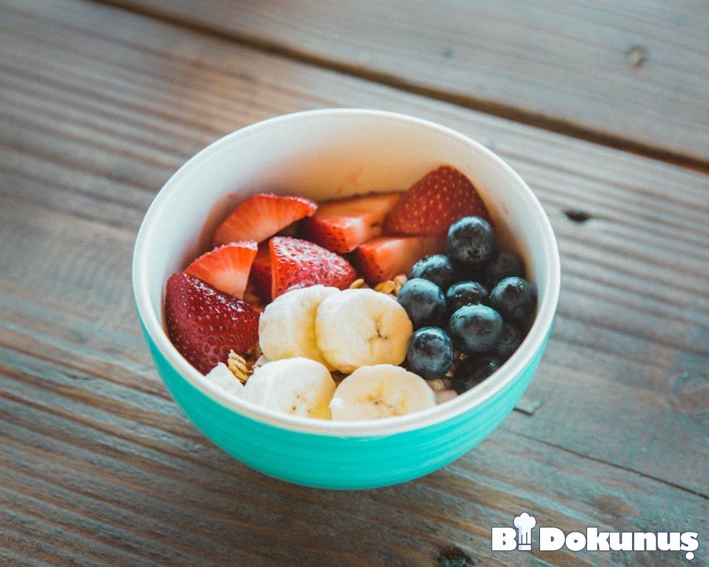 Karpuzlu Yoğurt Mezesi: Sağlıklı Kahvaltı Alternatifi tarifi için hazırlanmış görsel