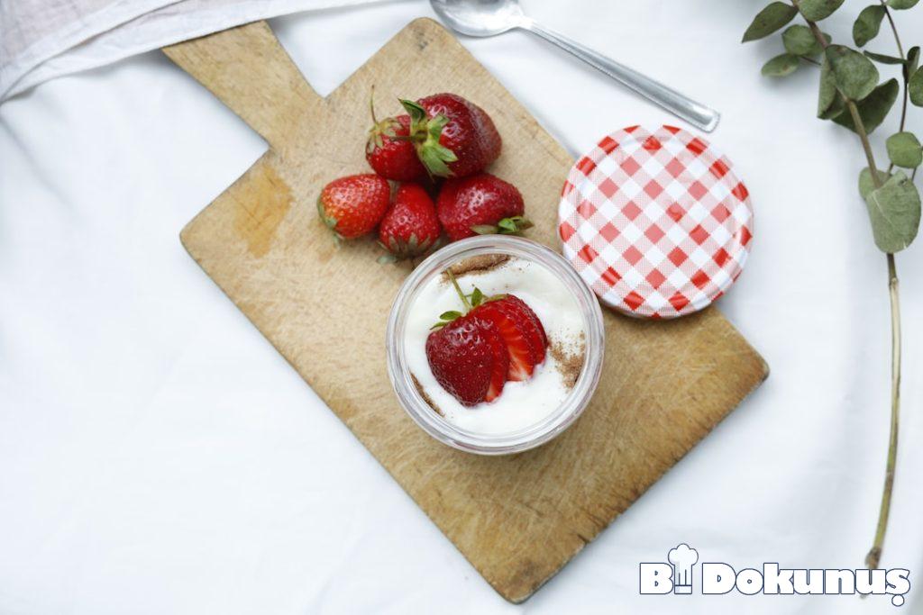 Kavunlu Yoğurt Mezesi: Yaz Sofralarının Serinletici Lezzeti tarifi için hazırlanmış görsel