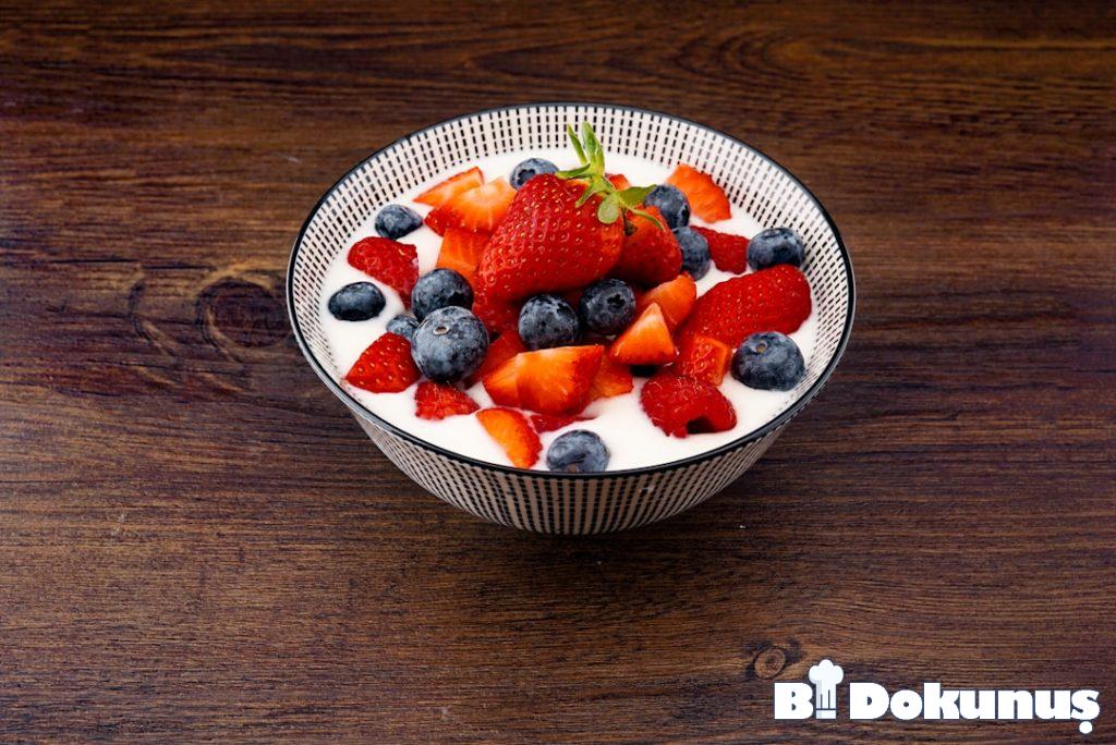 Kayısılı Yoğurt Mezesi: Sağlıklı Kahvaltı Alternatifi tarifi için hazırlanmış görsel