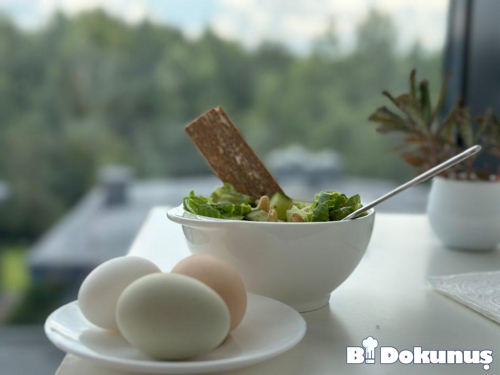 Keto Salatalıklı Yoğurt Çanağı Tarifi: Gece Atıştırmalığı tarifi için hazırlanmış görsel