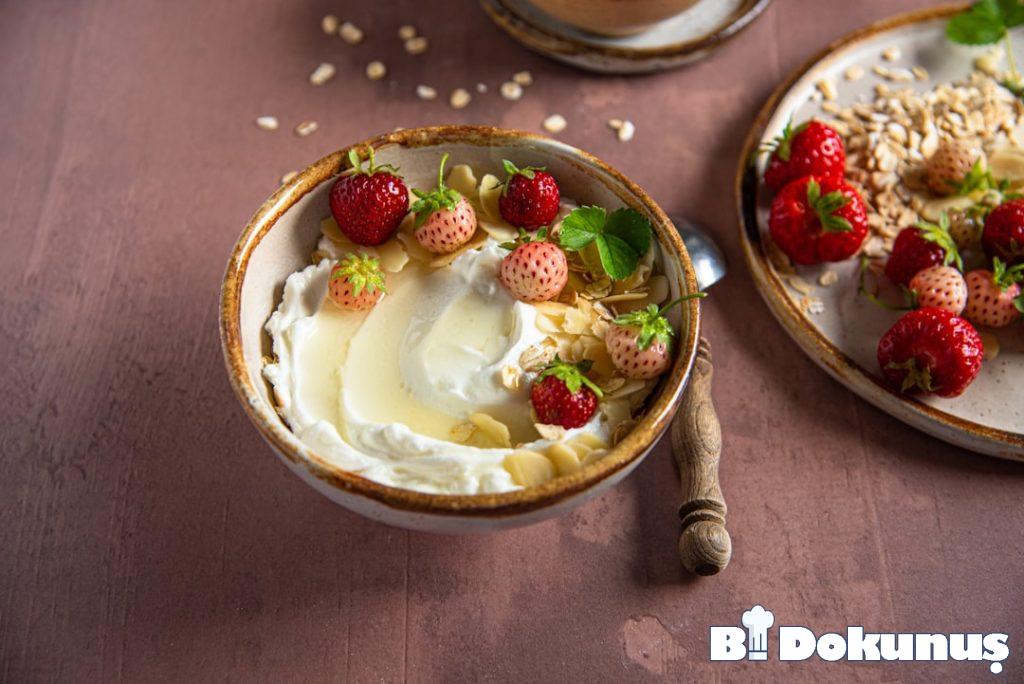 Soğuk Kavunlu Yoğurt Çorbası Tarifi: Yaz Akşamlarının Serinletici Lezzeti tarifi için hazırlanmış görsel