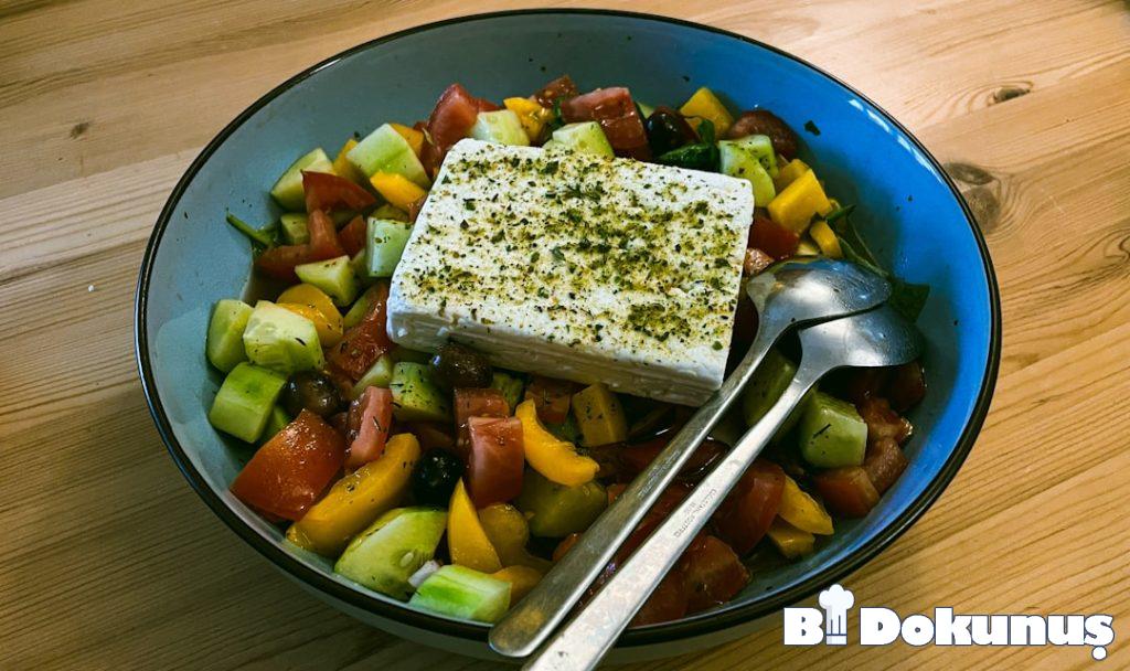 Taze Mısırlı Ton Balıklı Yaz Salatası tarifi için hazırlanmış görsel