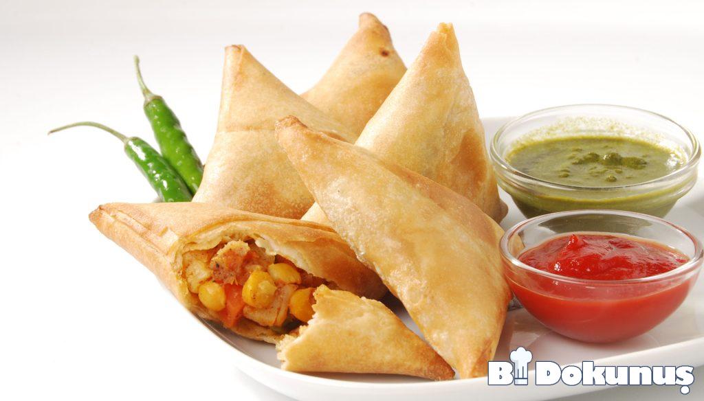 Yaz Gecelerine Özel Ballı Yoğurtlu Meyve Salatası tarifi için hazırlanmış görsel