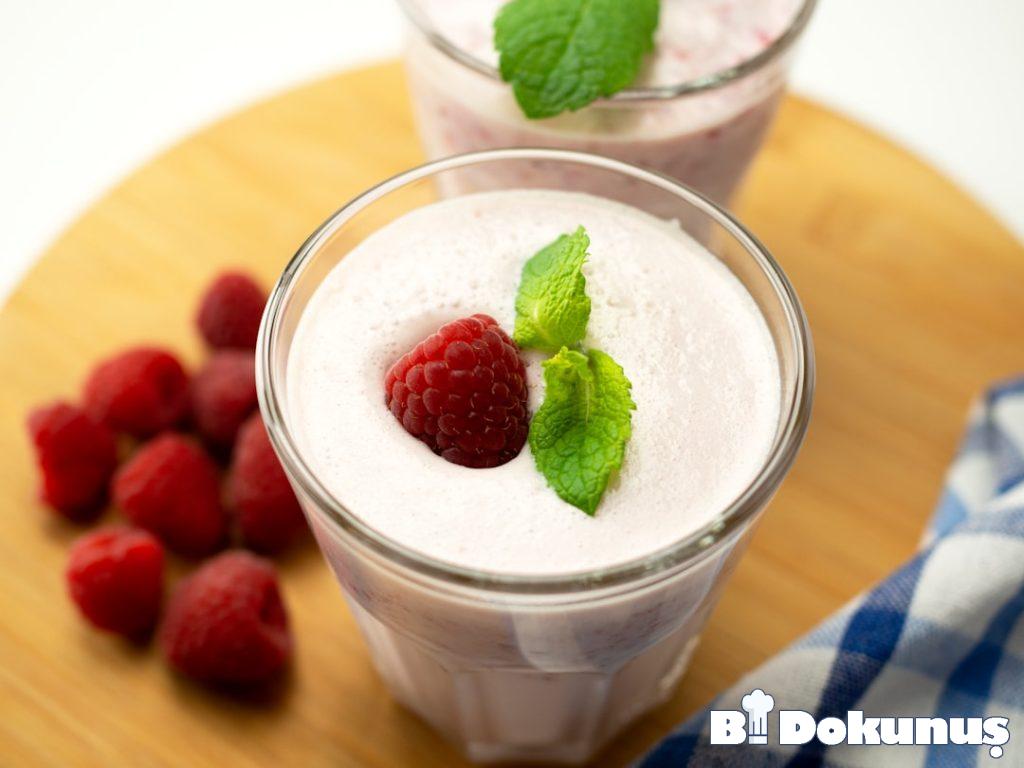 Yaz Gecelerine Özel Vegan Meyveli Yoğurt Parfesi tarifi için hazırlanmış görsel