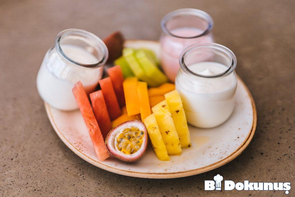 Yaz Kahvaltısı İçin Üzümlü Vegan Yulaf Kasesi tarifi için hazırlanmış görsel