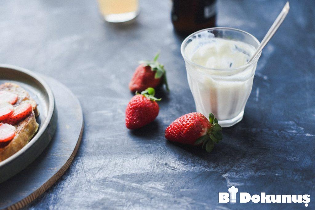 Yaz Meyveli Yoğurt Parfesi Tarifi | Sağlıklı Kahvaltı tarifi için hazırlanmış görsel