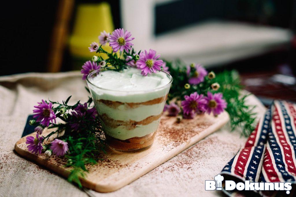 Yaz Şeftalili Yoğurt Parfe Tarifi: Gece İçin Hafif Tatlı tarifi için hazırlanmış görsel