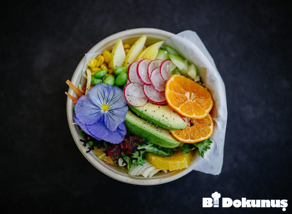 Yoğurtlu Kabak Çiçeği Salatası Tarifi: Yaz Akşamlarının Vazgeçilmezi tarifi için hazırlanmış görsel