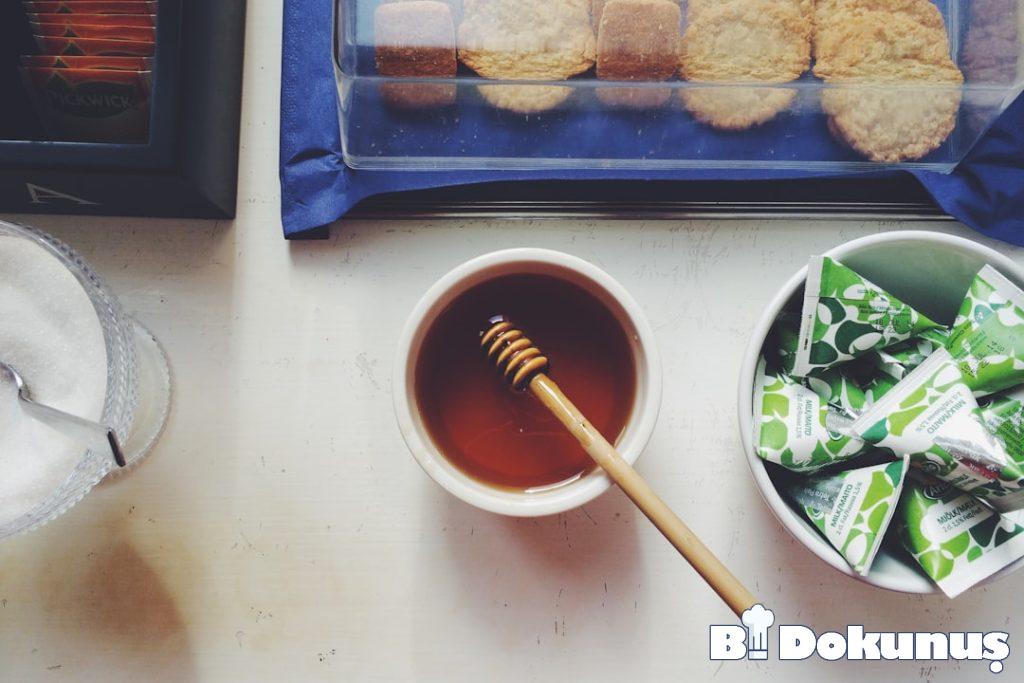 Yoğurtlu Közlenmiş Biber Mezesi: Keto Dostu Yaz Lezzeti tarifi için hazırlanmış görsel