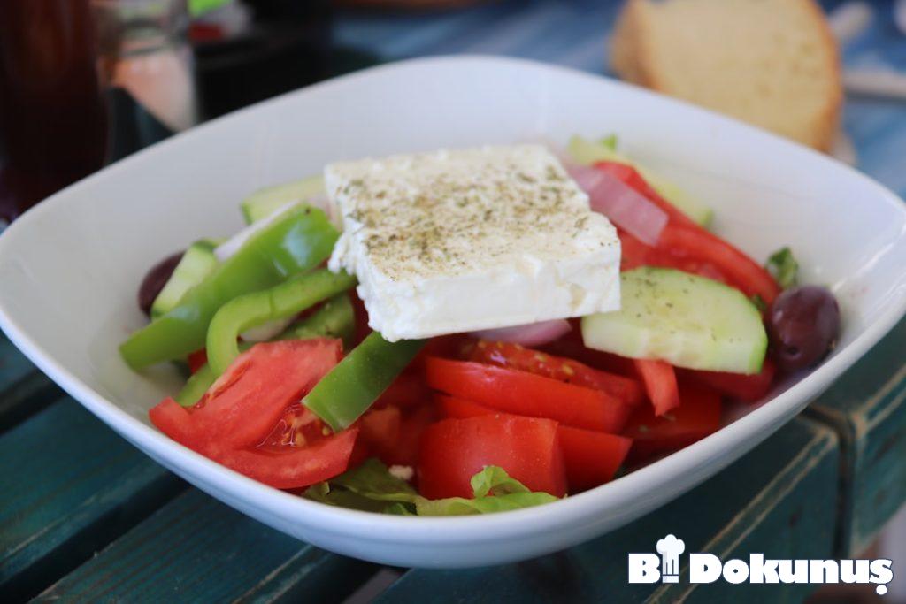 Yoğurtlu Közlenmiş Patlıcan Salatası tarifi için hazırlanmış görsel