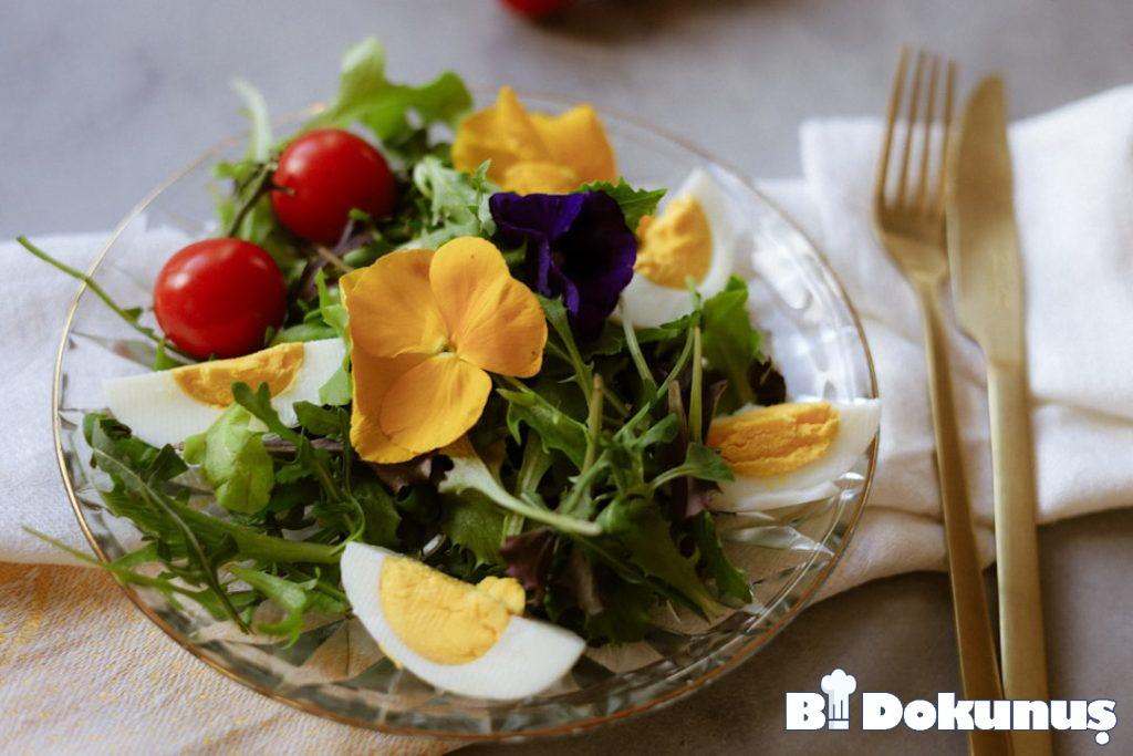 Yoğurtlu Mısırlı Semizotu Salatası Tarifi | Serinletici Yaz Mezesi tarifi için hazırlanmış görsel