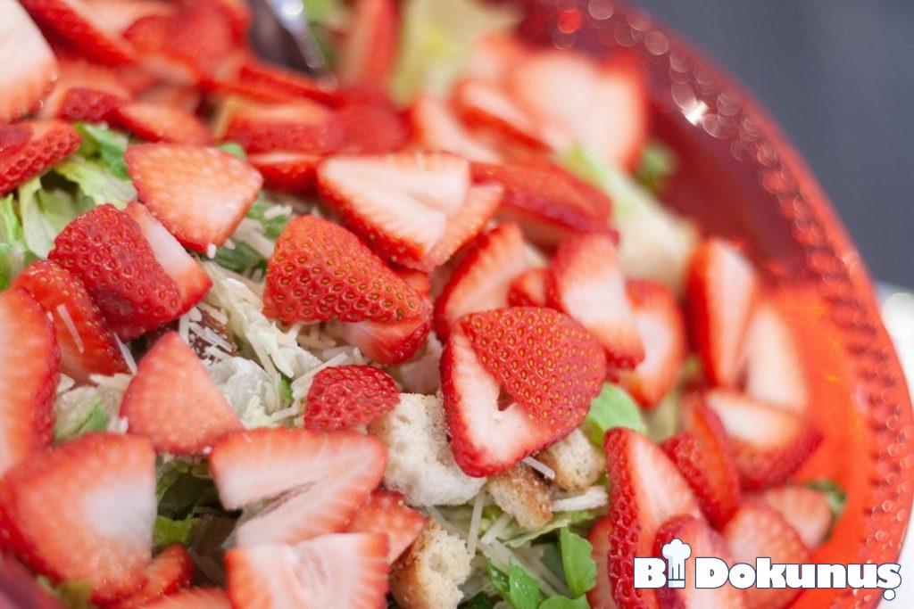 Yoğurtlu Salatalık Cacığı Tarifi: Serinletici Kahvaltılık tarifi için hazırlanmış görsel