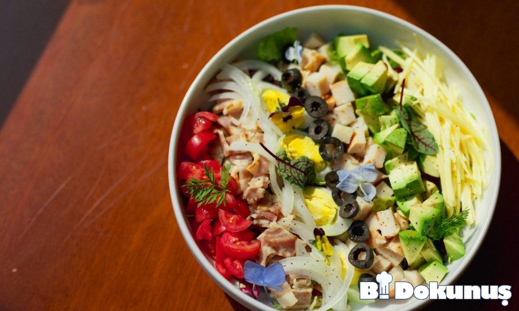 Yoğurtlu Salatalık Protein Bowl Tarifi: Sağlıklı Kahvaltı tarifi için hazırlanmış görsel